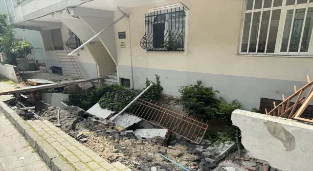 Avcılar’da istinat duvarı yıkılan bina boşaltıldı