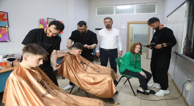 Samsun’da kuaförlerden kırsal bölgedeki ve özel eğitim alan öğrencilere saç bakımı