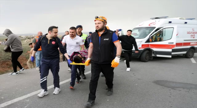 Sivas’ta hafif ticari araç ile araba çarpıştı, 7 kişi yaralandı