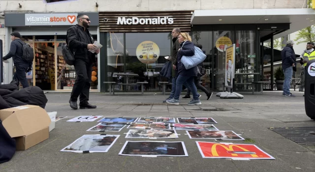 Hollanda’da bir araya gelen gruplar, McDonald’s şubelerinin önünde İsrail’i protesto etti