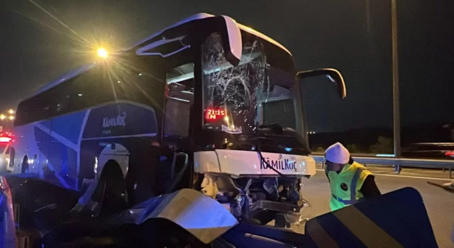 Anadolu Otoyolu’nda bariyere çarpan yolcu otobüsündeki 2 kişi yaralandı
