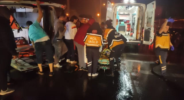 Samsun’da devrilen ambulanstaki hasta ve refakatçisi yaralandı