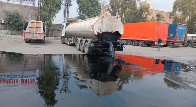 Mardin’de kaza yapan tankerdeki akaryakıt yola döküldü