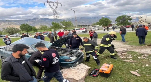 Erzincan’da takla atan otomobilde sıkışan sürücüyü itfaiye ekipleri kurtardı