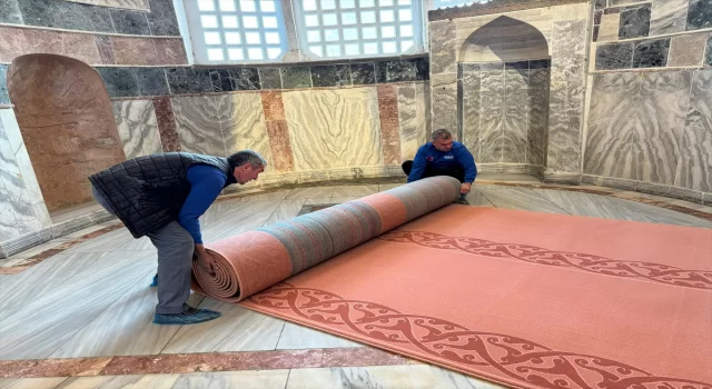 İbadete açılan Kariye Camii’nin halısı Demirci’de dokundu