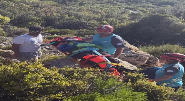 Fethiye’de kayalıklara düşen Rus yamaç paraşütü pilotu yaralandı