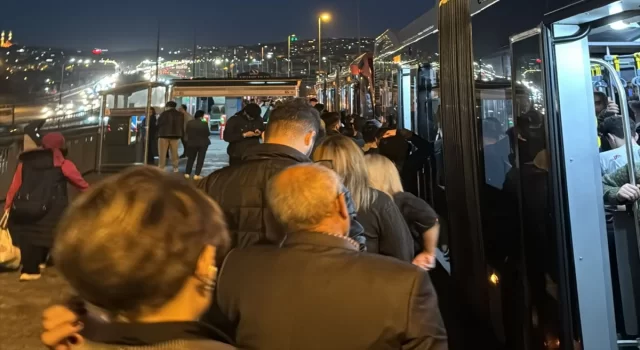 Metrobüsteki arıza sebebiyle yolcular tahliye edildi