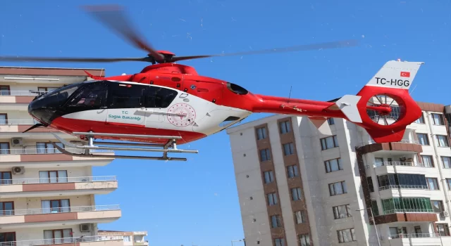 Diyarbakır’da ambulans helikopter kalça kemiği kırılan genç için havalandı