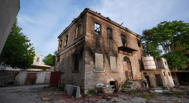 GÜNCELLEME İzmir’de tarihi binada çıkan yangın kontrol altına alındı