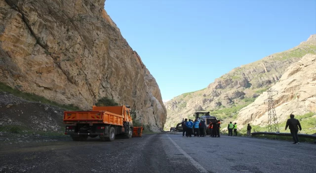 GÜNCELLEME Dağdan düşen kaya parçaları sebebiyle kapanan HakkariÇukurca kara yolu açıldı