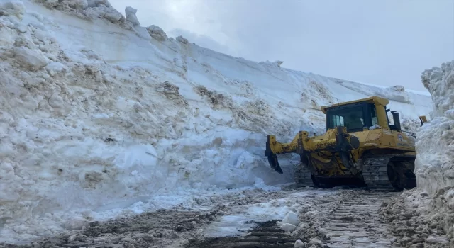 Yüksekova’da karla mücadele ekipleri üs bölgesinin yolunu açmaya çalışıyor
