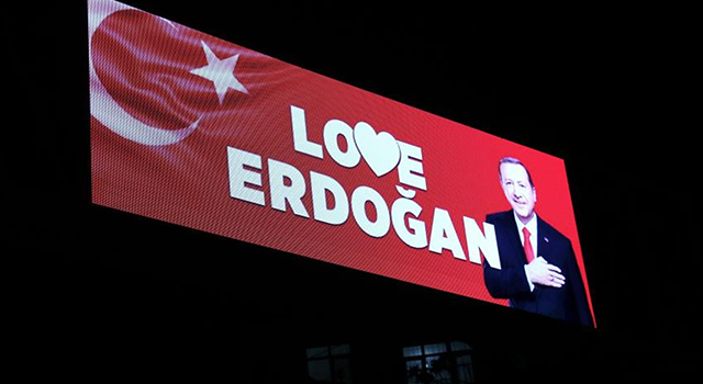 AK Parti'den 'Love Erdoğan' pankartlarının kaldırılmasına tepki