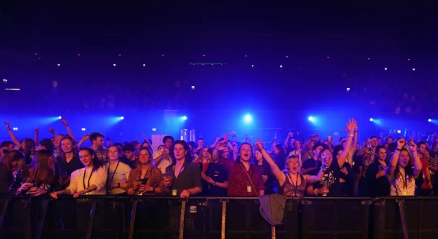 Amsterdam'ın en büyük konser salonunda 1300 kişiyle koronavirüs deneyi