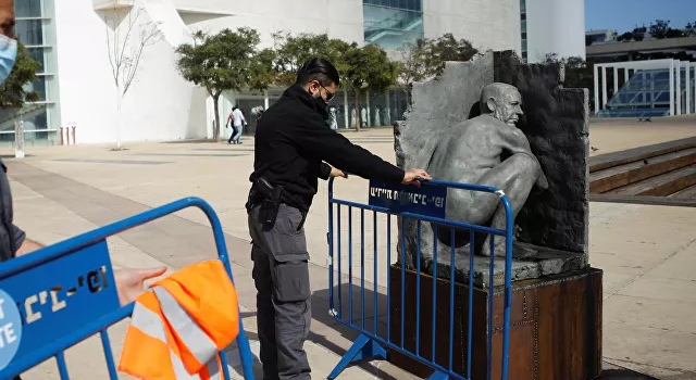 Çıplak heykel, polisi alarma geçirdi