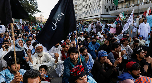 Pakistan'da 4 çocuğun katillerinin bulunmasını isteyen göstericilerle polis çatıştı