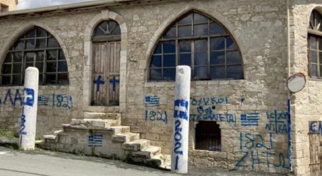 Camiye "haç" çizip, "Türklere ölüm" tehditleri yazıldı