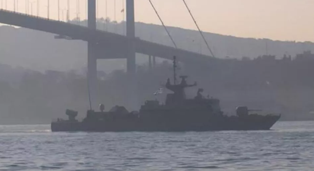 Yunan savaş gemisi İstanbul Boğazı'ndan geçti