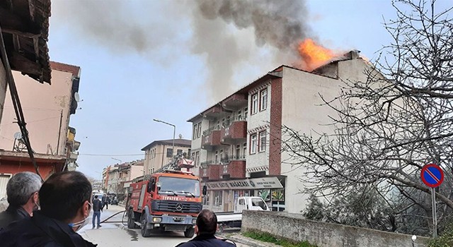 Binada yangın çıktı, Kovid-19 hastaları hastaneye kaldırıldı