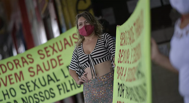 Aşıda öncelik isteyen seks işçileri greve gitti