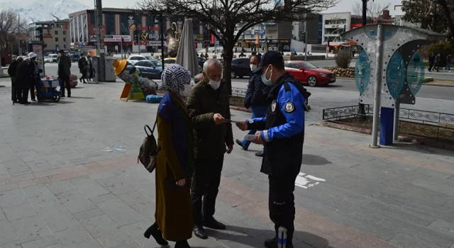 Erzincan'da polis, vatandaşa 'koronavirüs broşürü' dağıttı