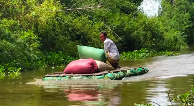 Vietnamlı çiftçi plastik şişelerden sal yapıyor