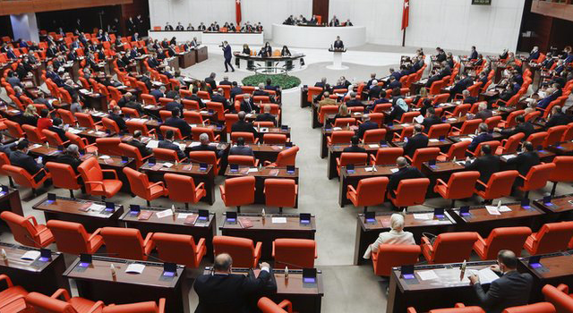 AK Parti, 15 maddelik torba teklifini Meclis'e sundu