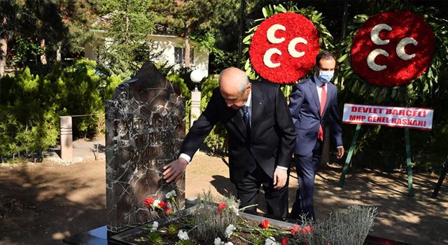 Bahçeli’den, Alparslan Türkeş'in kabrine ziyaret
