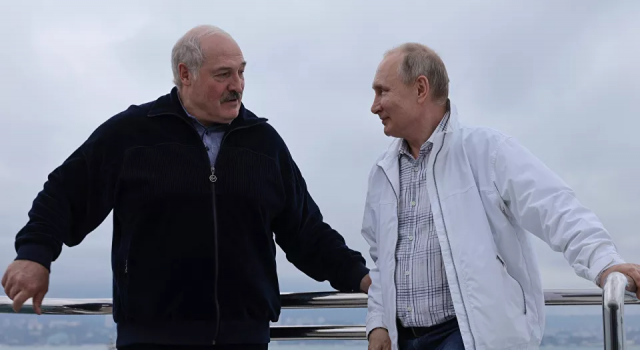 Putin ve Lukaşenko'dan denizde tekne turu