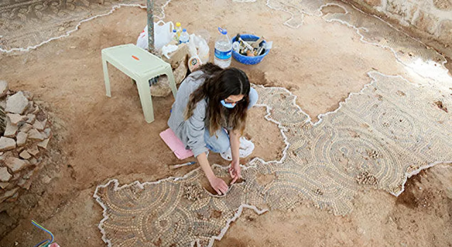 Tarihi caminin avlusunda Roma dönemine ait mozaik bulundu