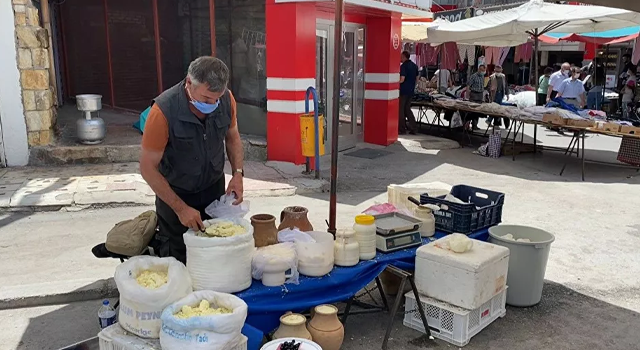 3 dil bilen rehber, pazarda peynir satıyor