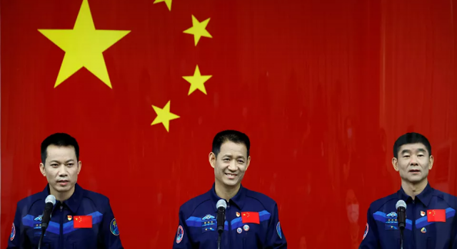 Çin, uzay istasyonuna ilk insanlı seferini başlatıyor