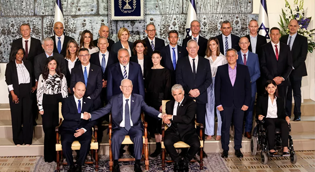 İsrail'de yeni hükümetten aile fotoğrafı