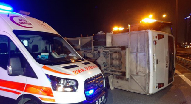 İstanbul TEM Otoyolu'nda midibüs devrildi