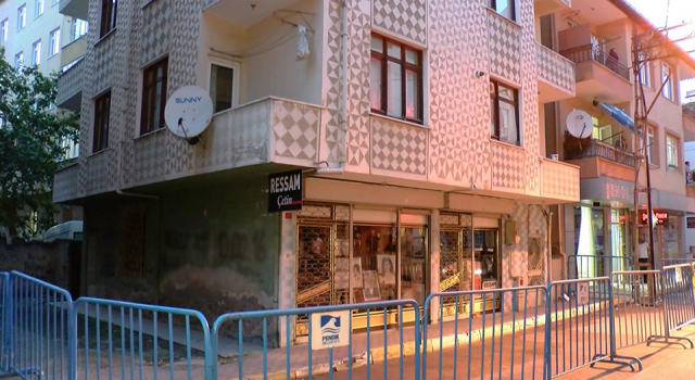 İstanbul'da deprem sonrası bir binada tahliye