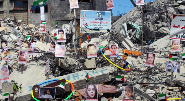 Savaşta ölen Filistinli çocukların fotoğrafları enkazda sergilendi