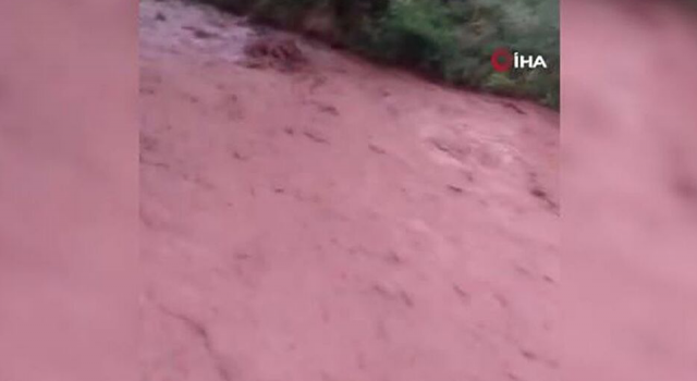 Sakarya Nehri kızıla boyandı