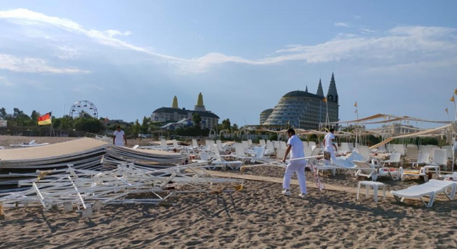 Antalya'da hortum: 6 turist yaralandı