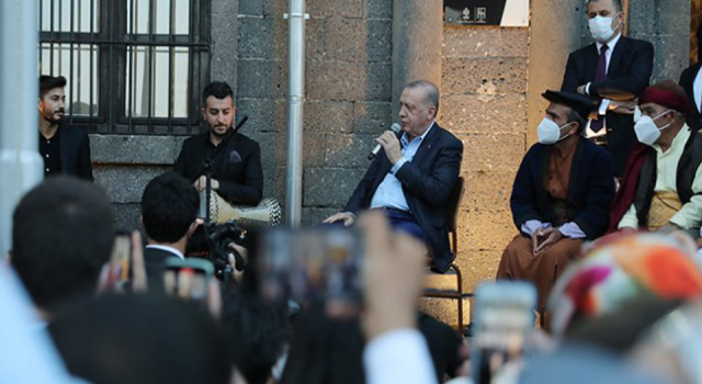 Erdoğan Diyarbakır'da türkü söyledi