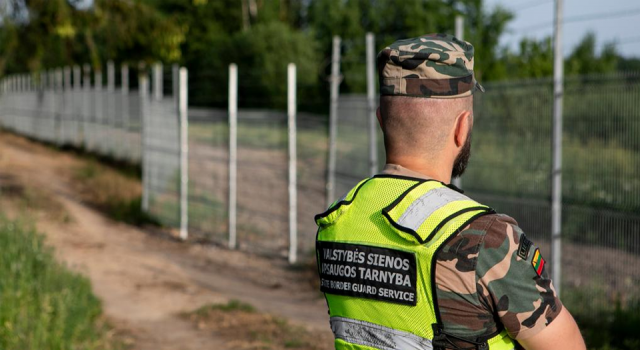 Litvanya, ''Belarus'un teşvik ettiği'' yasa dışı göçmenlere karşı sınıra duvar öreceğini açıkladı