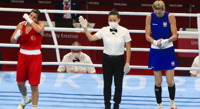 Milli boksör Busenaz Sürmeneli, çeyrek finale yükseldi
