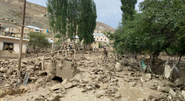 Van'da sel felaketi; 5 ev yıkıldı