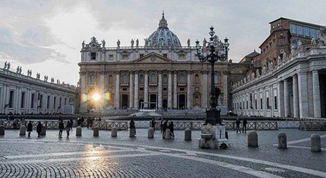 Vatikan'da yolsuzluk skandalına karışan Kardinal Becciu dahil 10 kişi yargılanacak