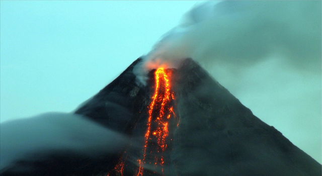 Alaska'da 3 yanardağdan biri lav diğerleri kül püskürttü