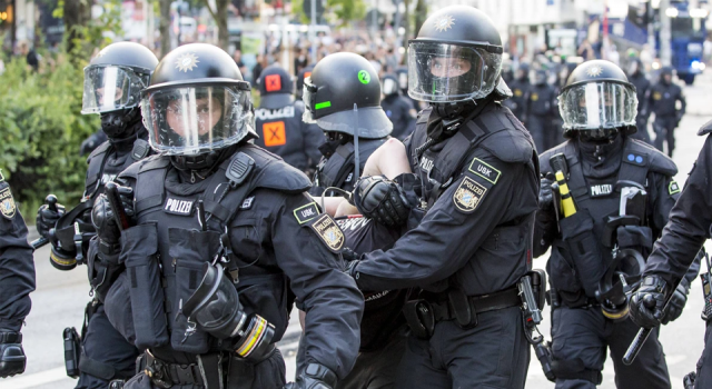Almanya'da kısıtlamaları protesto edenlere polis müdahalesi