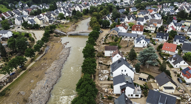 Almanya'da sel felaketinde zarar gören bölgelerden Merkel'e "yardım" çağrısı