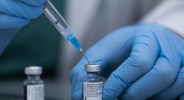 Bakan Koca ve Şahan Gökbakar arasında ''aşı'' polemiği