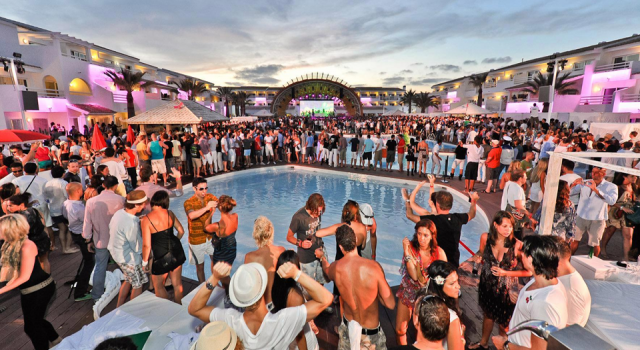 Ibiza'da koronavirüs vakaları patladı: Polis ''parti ajanı'' olacak turist arıyor