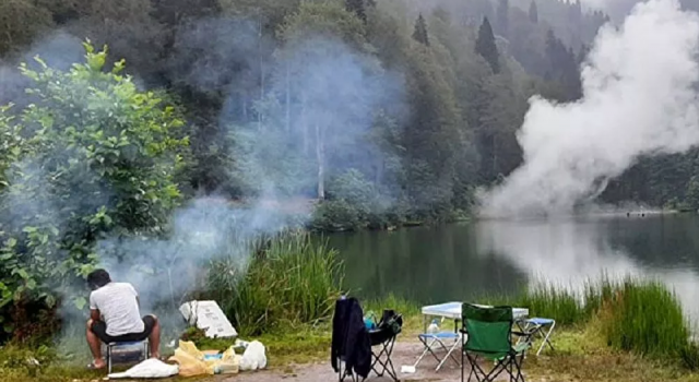 Karagöl Milli Parkı'nda piknikçiler mangal, gelin ve damat meşale yaktı