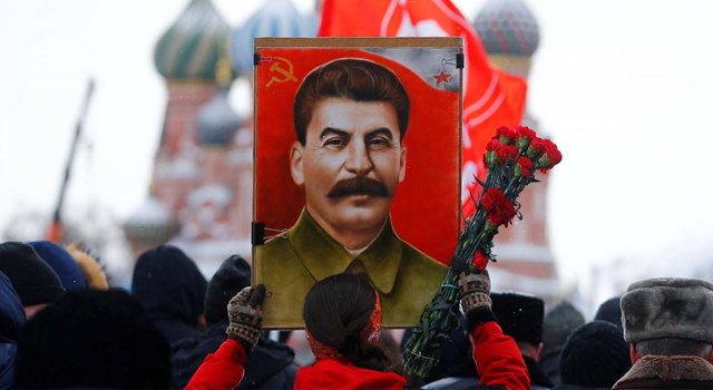 Rusya'nın yarı nüfusu Stalin'in heykelinin dikilmesini destekliyor