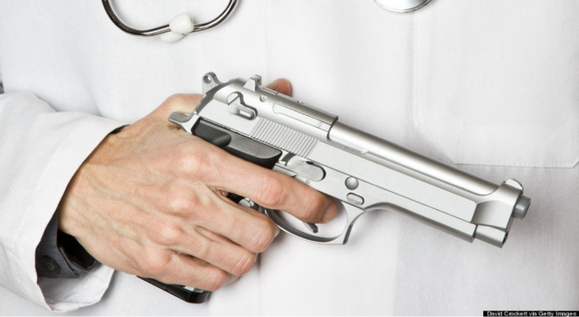 Silahını temizleyen doktor, kazara kendini vurdu